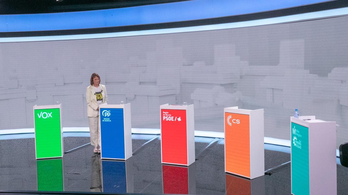 Marín, sola en el plató, cuando se negaba a marcharse y poco antes de cancelarse el debate.