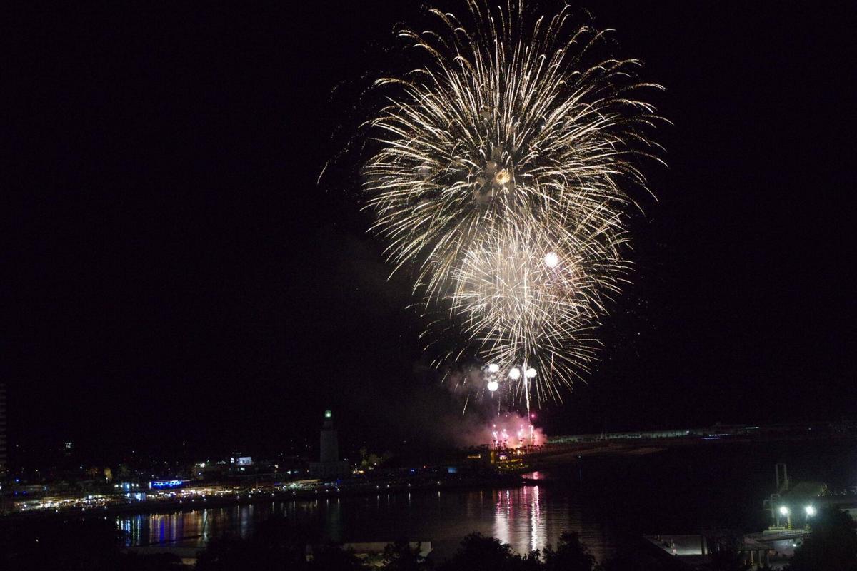 Fuegos de inicio de la Feria de Málaga desde desde el hotel Catalonia Molina Lario Fuegos de inicio de la Feria de Málaga desde desde el hotel Catalonia Molina Lario