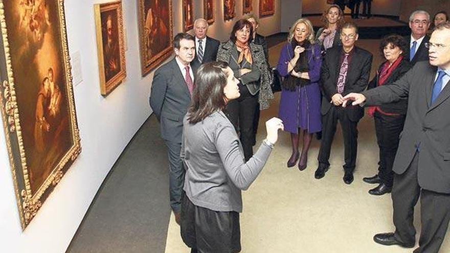 El director general de Novacaixagalicia, José Luis Pego (d.), habla con la guía Natalia Codesido, ante el alcalde Abel Caballero; Óscar Rodríguez Estrada, director general adjunto de Integración de la nueva caja; la delegada de la Zona Franca, Teresa Pisano; la presidenta del Puerto, Corina Porro; Antonio Zanchi; la traductora; y, detrás, Guillermo Brea, director de la Obra Social de la entidad.  // R. Grobas