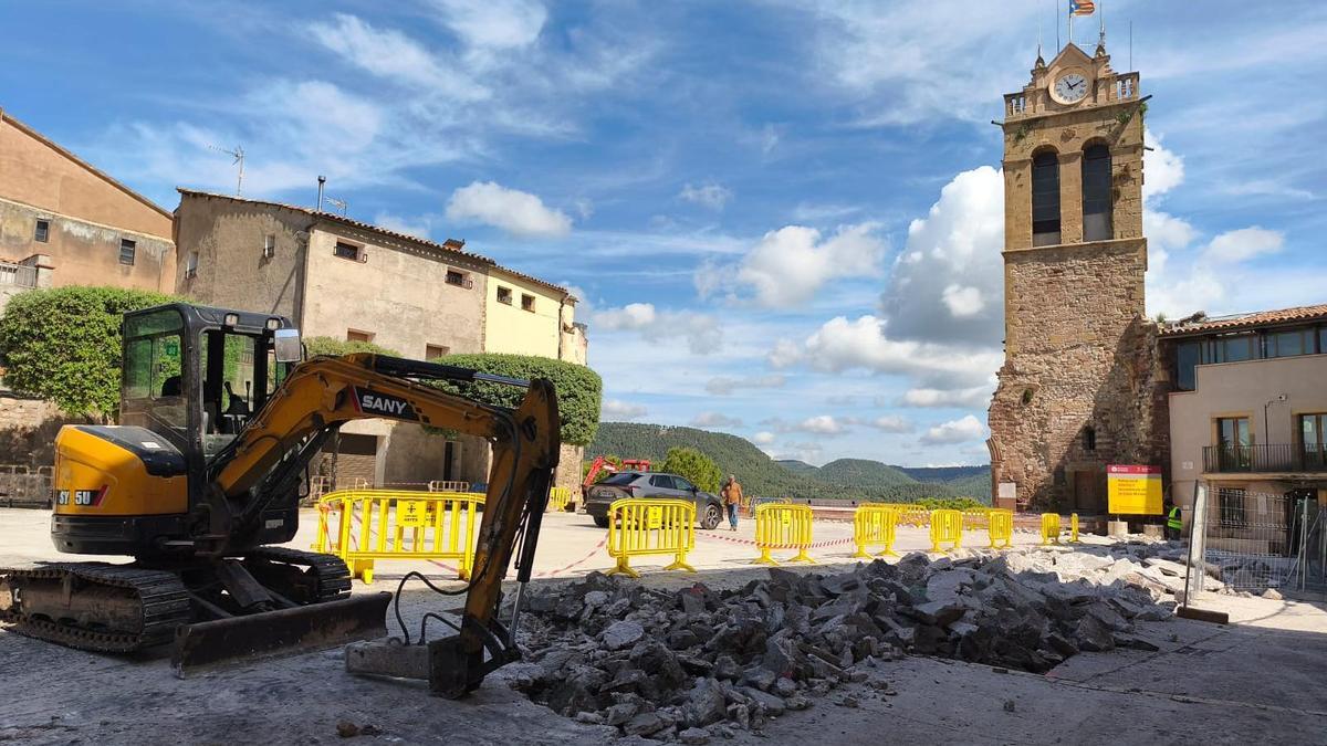 A la plaça Vella d'Artés ja és ben visible el moviment d'obres