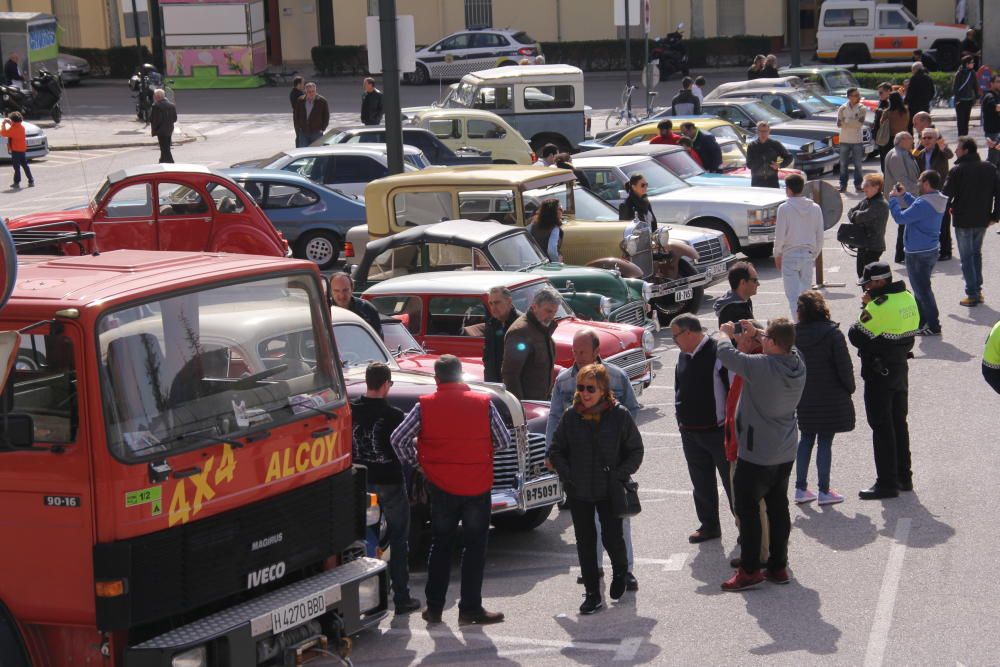 Alcoy acoge una exposición de coches antiguos