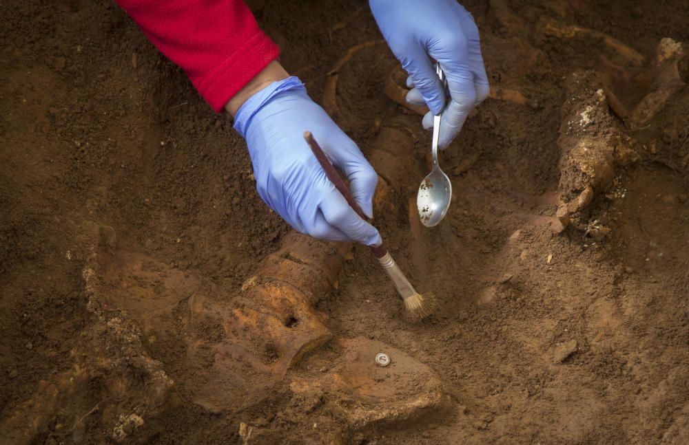 Exhumaciones en el cementerio de Castelló