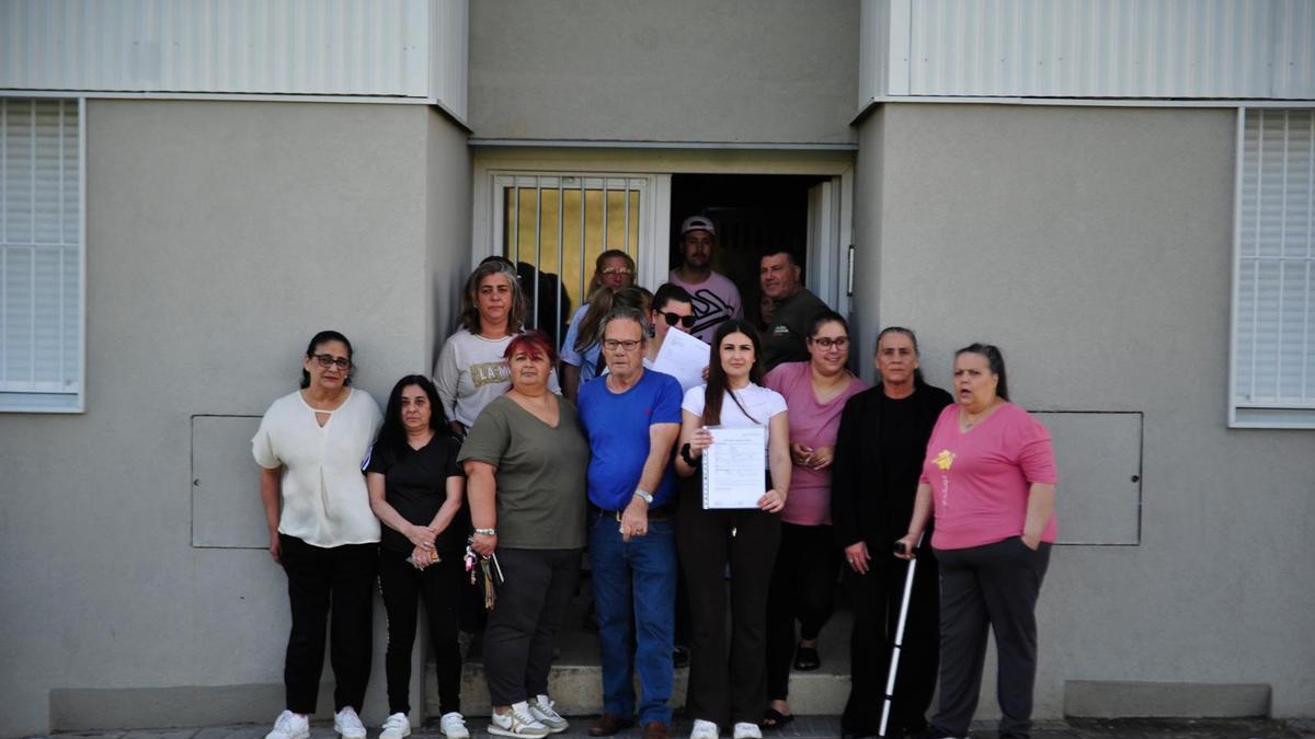 Vídeo | Vecinos del barrio de Santa Clara de Badajoz exigen "arreglar la chapuza" de la Junta