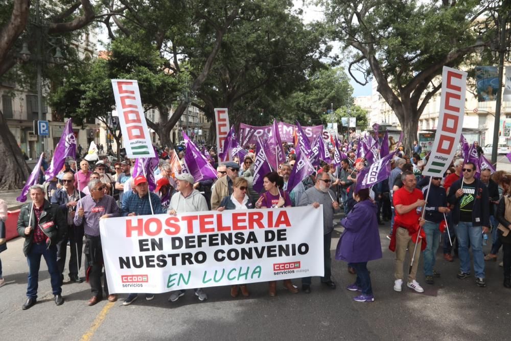 Miles de personas participan en la marcha convocada por los sindicatos para este martes, Día Internacional del Trabajo