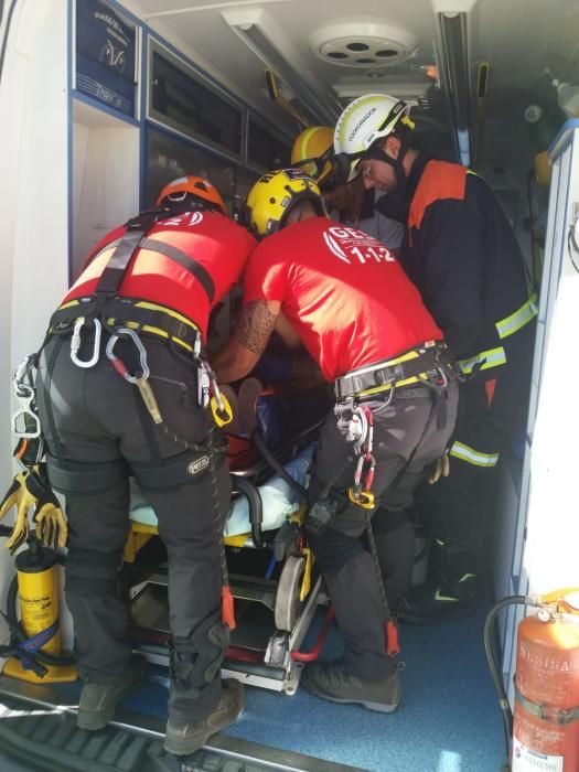 Dos heridos tras la precipitación de un vehículo por un barranco en Gran Canaria