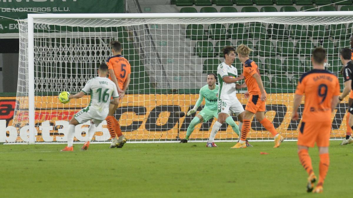 Fidel, en el momento del disparo, que supuso el segundo gol del Elche ante el Valencia