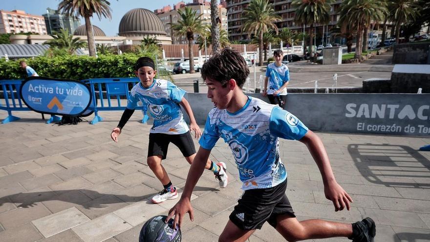 "Menos fiesta y más deporte": los jóvenes de Santa Cruz de Tenerife exhiben sus piruetas y bailes urbanos en el parque de La Granja