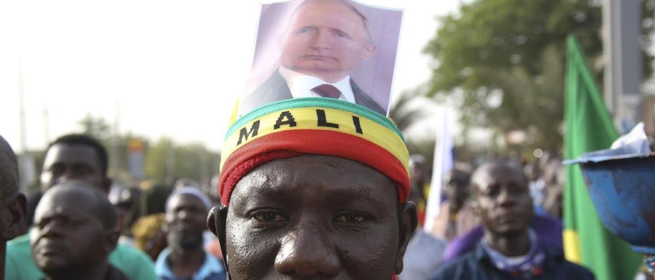 Un hombre con una foto de Putin se manifiesta en Mali contra las sanciones impuestas al país por la Cedeao.