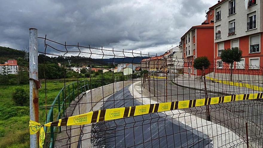 Vista de la calle Maizales, con el muro de contención defectuoso.