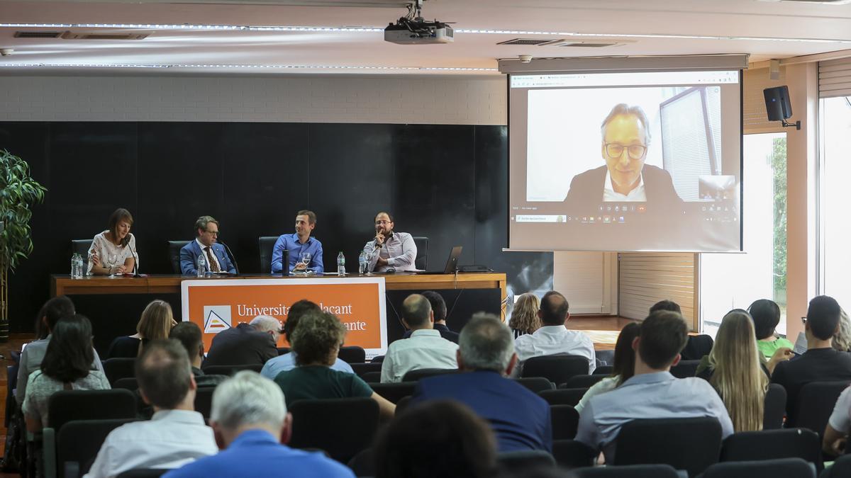 Decenas de personas escuchan a uno de los expertos en la Universidad de Alicante.