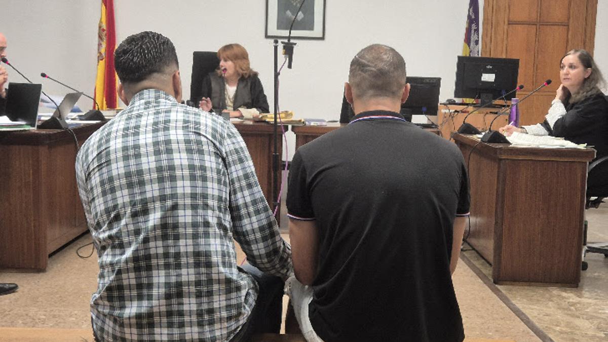 Los dos condenados, durante el juicio.