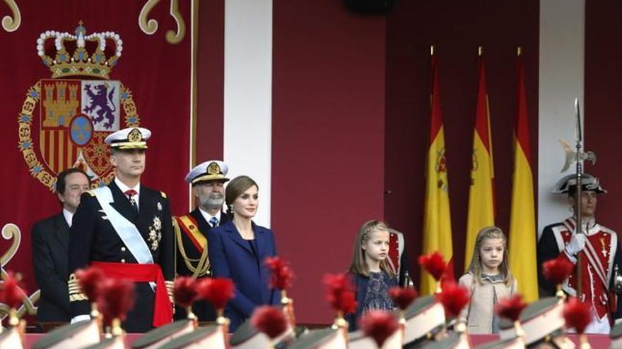 Los Reyes presiden el desfile militar del 12-O