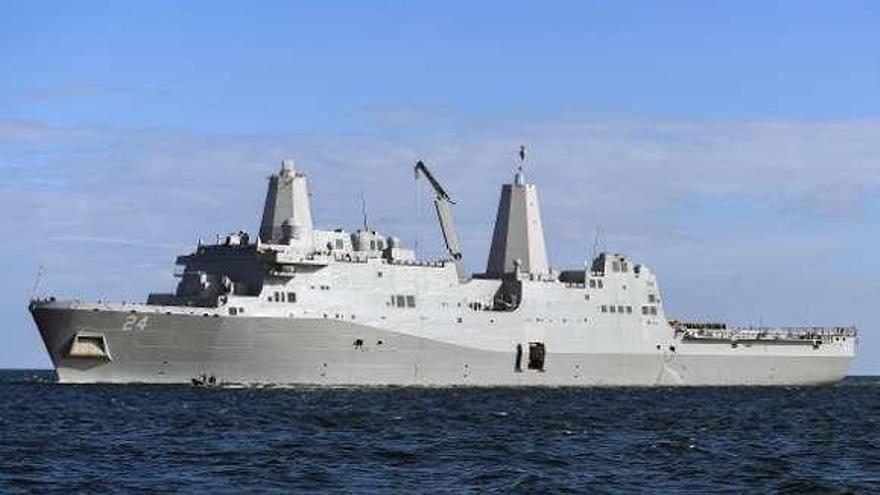 El buque de asalto anfibio USS Arlington. // Efe