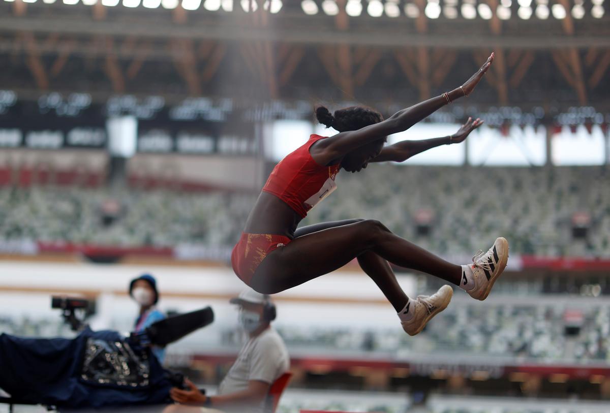 Fátima Diame, en uno de sus saltos en Tokio