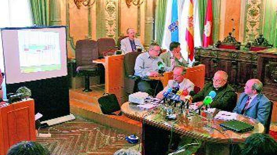 El alcalde de Ourense, con los presidentes de la Confederación del Cantábrico y la Confederación MIño-Sil, ayer, durante la presentación de la ubicación elegida. / jesús regal