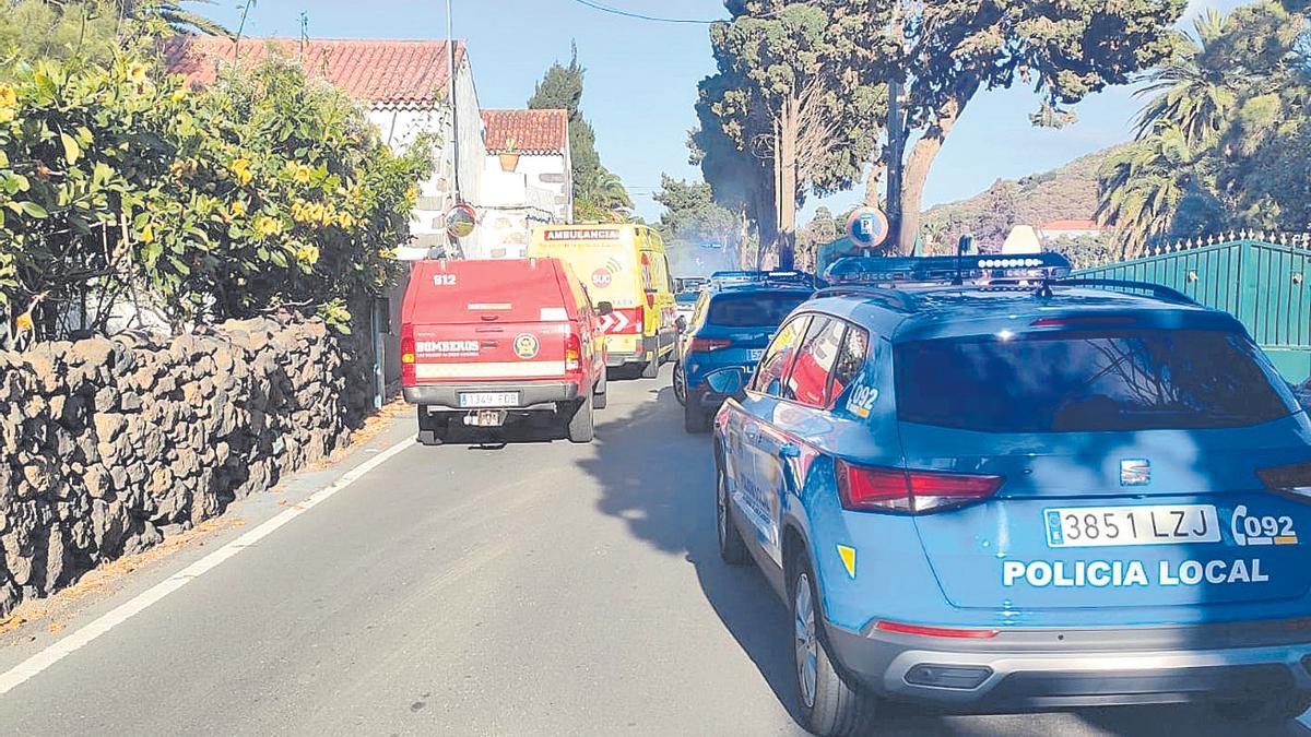 Los recursos de emergencias en el punto donde se produjo el accidente en Los Hoyos, donde fallecieron los dos motoristas.