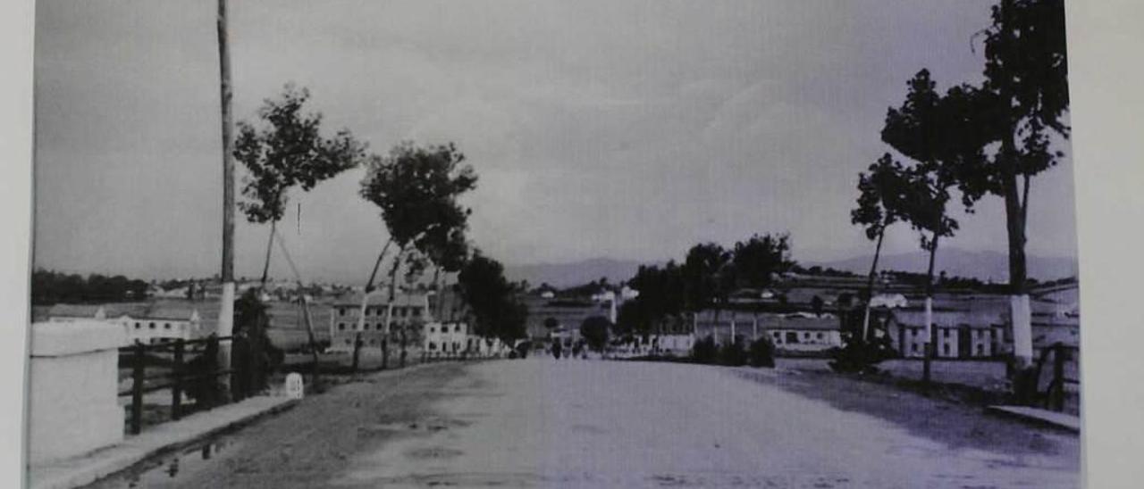 Imagen actual del puente del ferrocarril en la que se ven las viejas vallas y la ausencia de acera para peatones en uno de los lados.