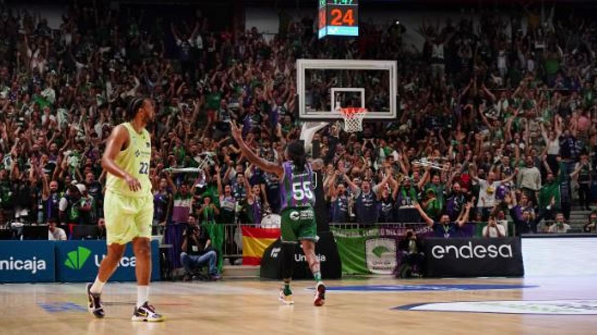 Perry festeja una canasta en el partido jugado en el Carpena.
