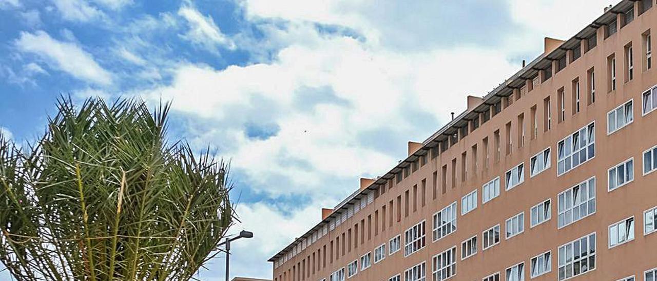 Gente sentada y paseando, ayer, por la plaza de España. | | JOSÉ CARLOS GUERRA