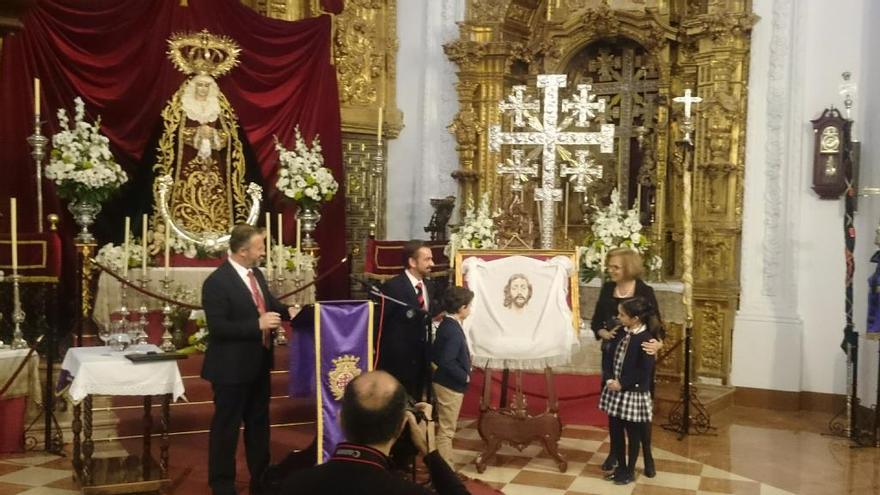 Presentación del Paño de la Verónica de la cofradía antequerana del Socorro.