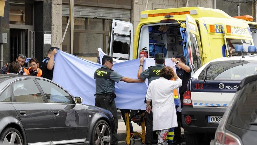 La mujer herida fue evacuada en ambulancia. // Bernabé / Javier Lalín