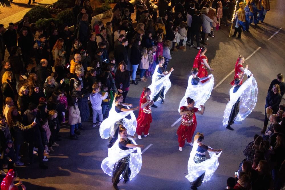 Los Reyes Magos, escoltados por pajes reales y bailarinas, reparten entre el público 800 kilos de caramelos y gominolas