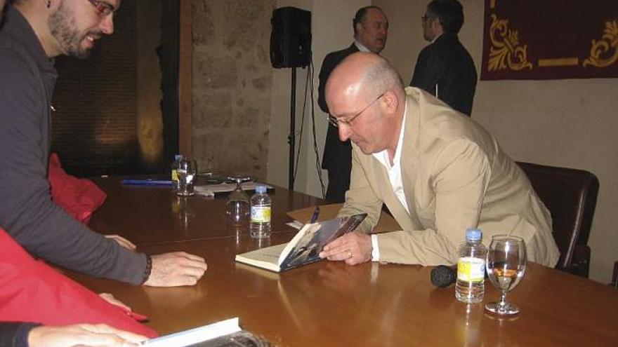 Fernando Cartón firma un libro en Villalpando.