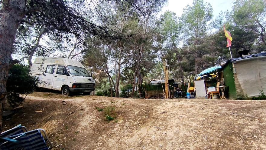 La alerta del Seprona por lo que se acumula en un barranco de Benidorm: enseres y hasta una vehículo abandonado