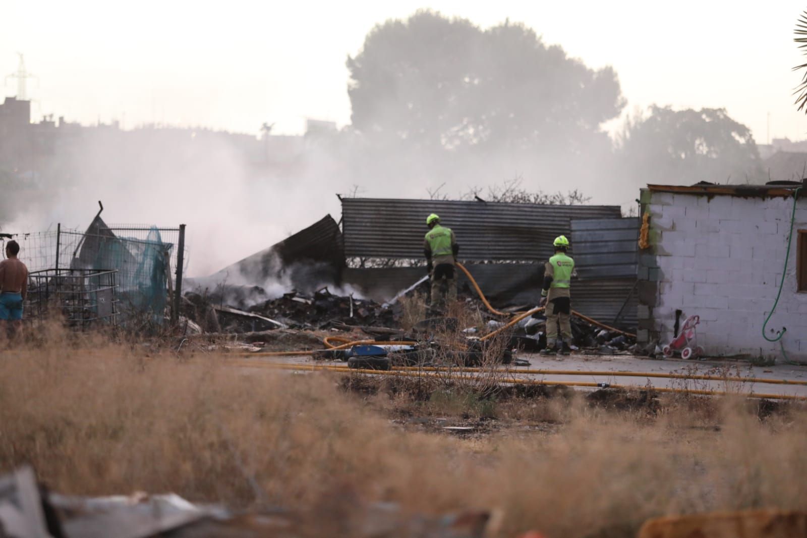 FOTOGALERÍA | Incendio en un asentamiento de infraviviendas en Zaragoza, ubicado entre el camino Cascajales y la Z-30