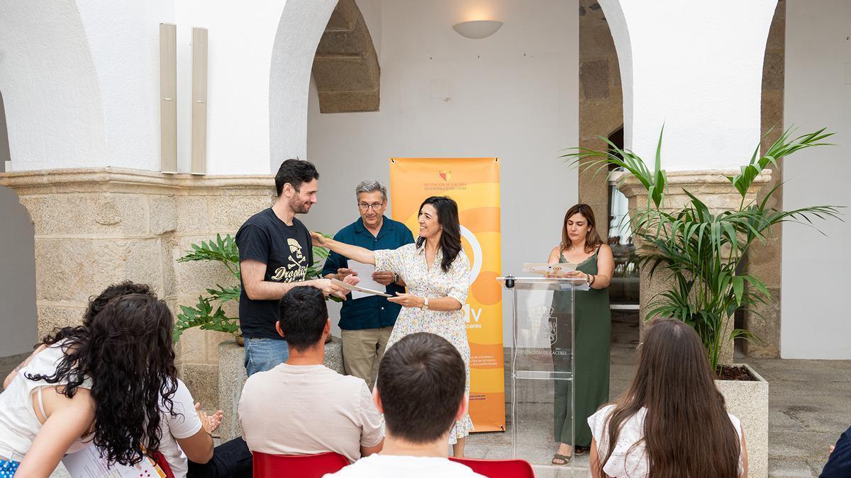 Entrega de diplomas del curso de Vigilancia, seguridad privada y protección de personas.