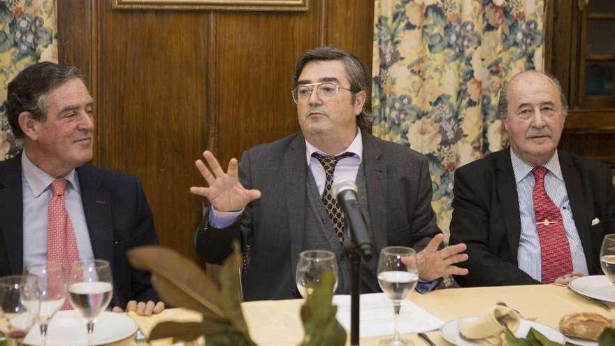 José Ramón Chaves, ayer, junto a Guillermo Díaz (a la izquierda) y José María Pérez, miembros de la tertulia de L&#039;Alderique.