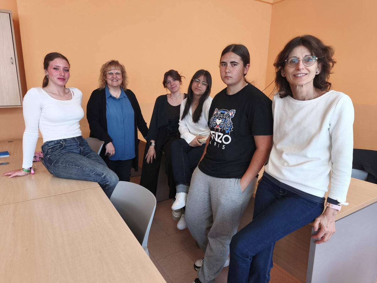 Les alumnes Ona Sadurní, Rosa Maria Nogueira, Núria Montenegro i Érika Suárez amb les professores Cristina Coma i Gemma Badia