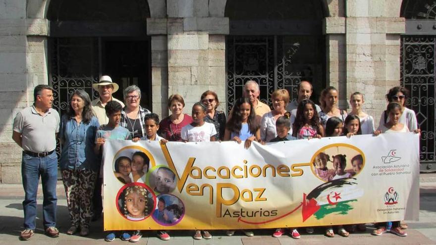 Los niños con una pancarta delante del Ayuntamiento de Llanes, ayer.