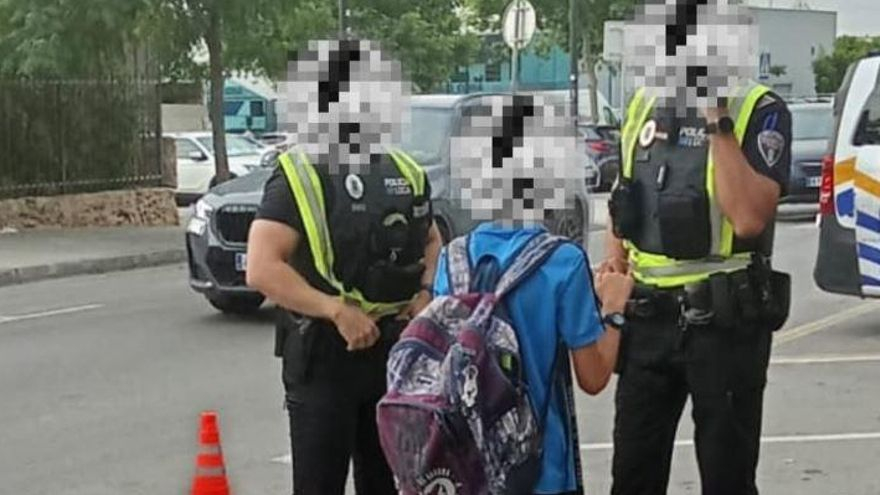 Imagen de la Policía con un joven en patinete duranyte los controles.