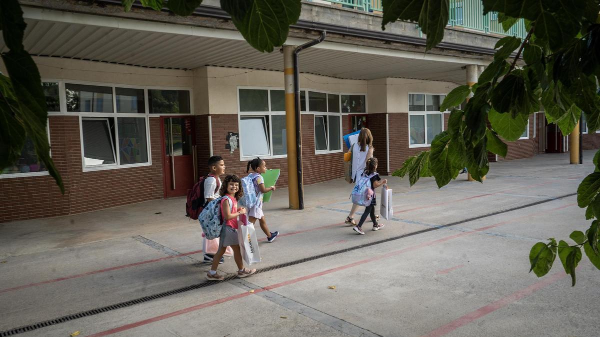 Imatge d'arxiu d'infants entrant a l'escola