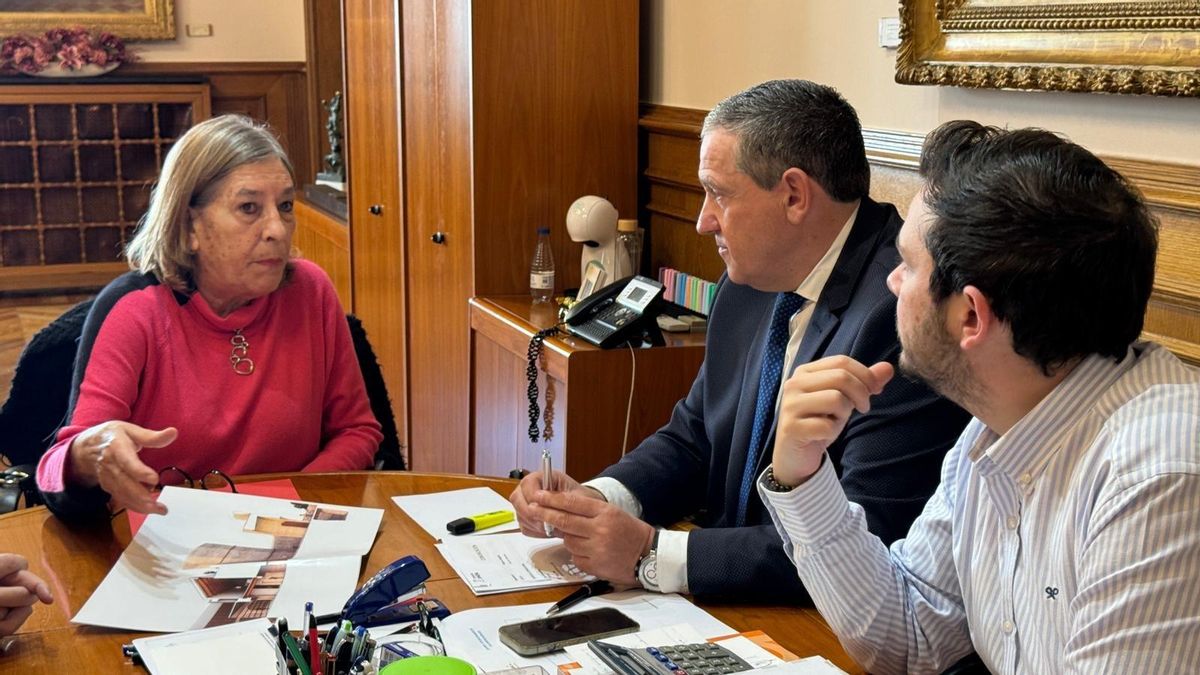 Concha González, de los Amigos de Baltasar Lobo, con Javier Faúndez y Víctor López de la Parte, presidente y vicepresidente de la Diputación