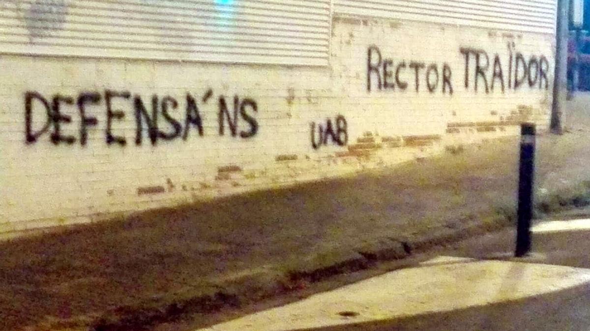 Una de les pintades insultants a la façana de la casa del rector de la UAB, Javier Lafuente