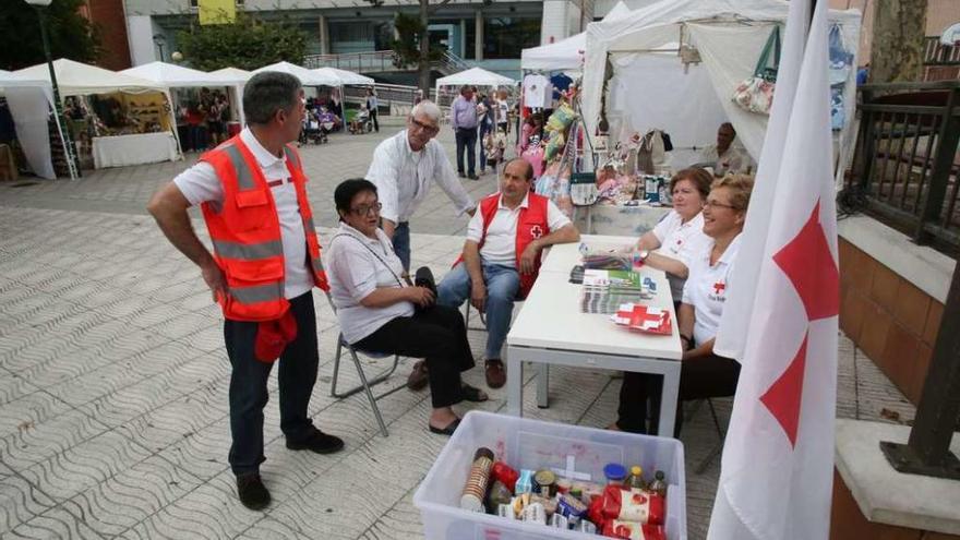 Puesto de la Cruz Roja en el mercadillo. ricardo solís