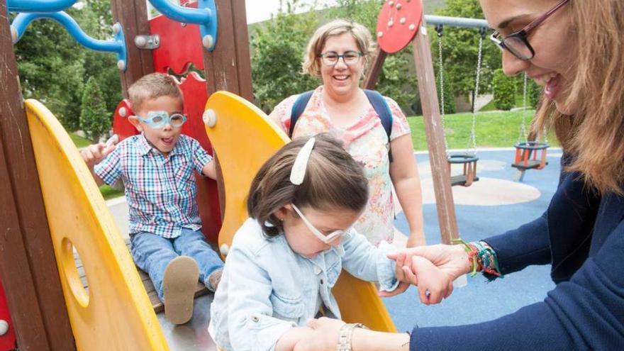 Esther Ordóñez y Olaya Matilla, con sus hijos David y Lucía.