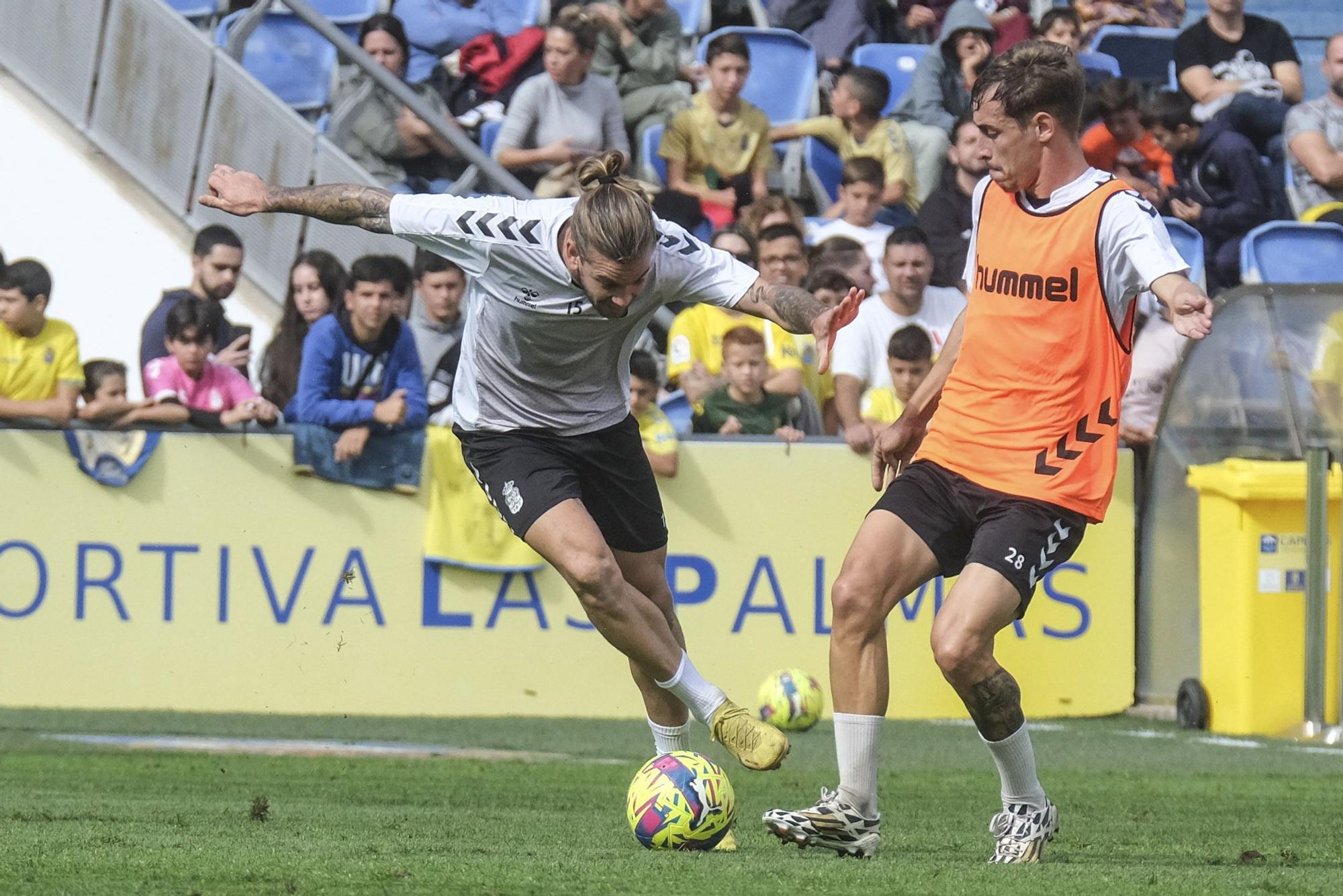 La UD Las Palmas entrena a puerta abierta