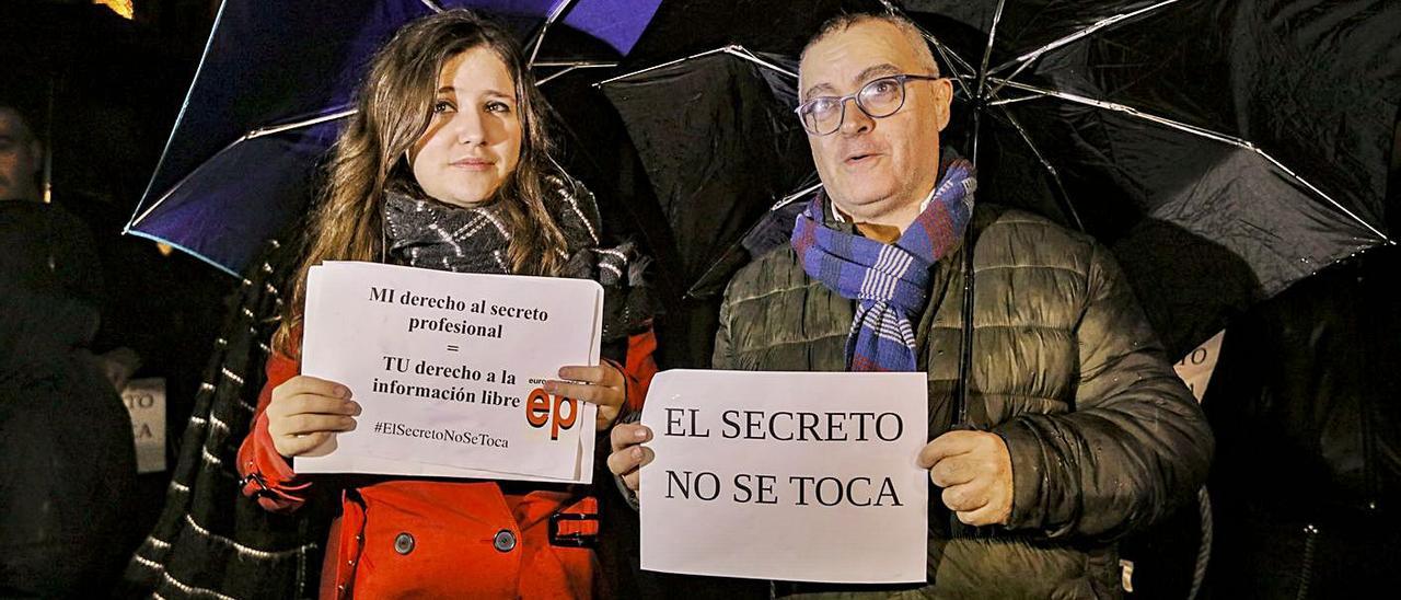 Blanca Pou y Kiko Mestre, en un acto de apoyo tras la incautación de sus móviles en 2018. | B.RAMON