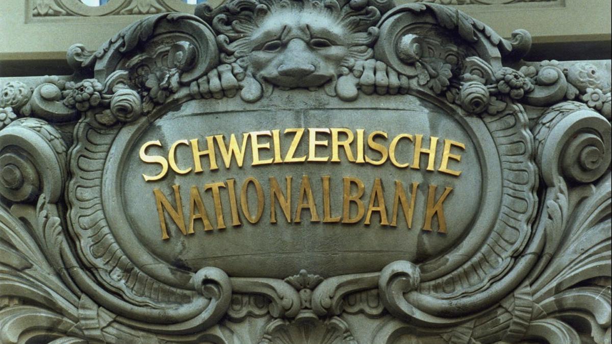 El logo del Banco Nacional de Suiza, en una sede situada en Berna.