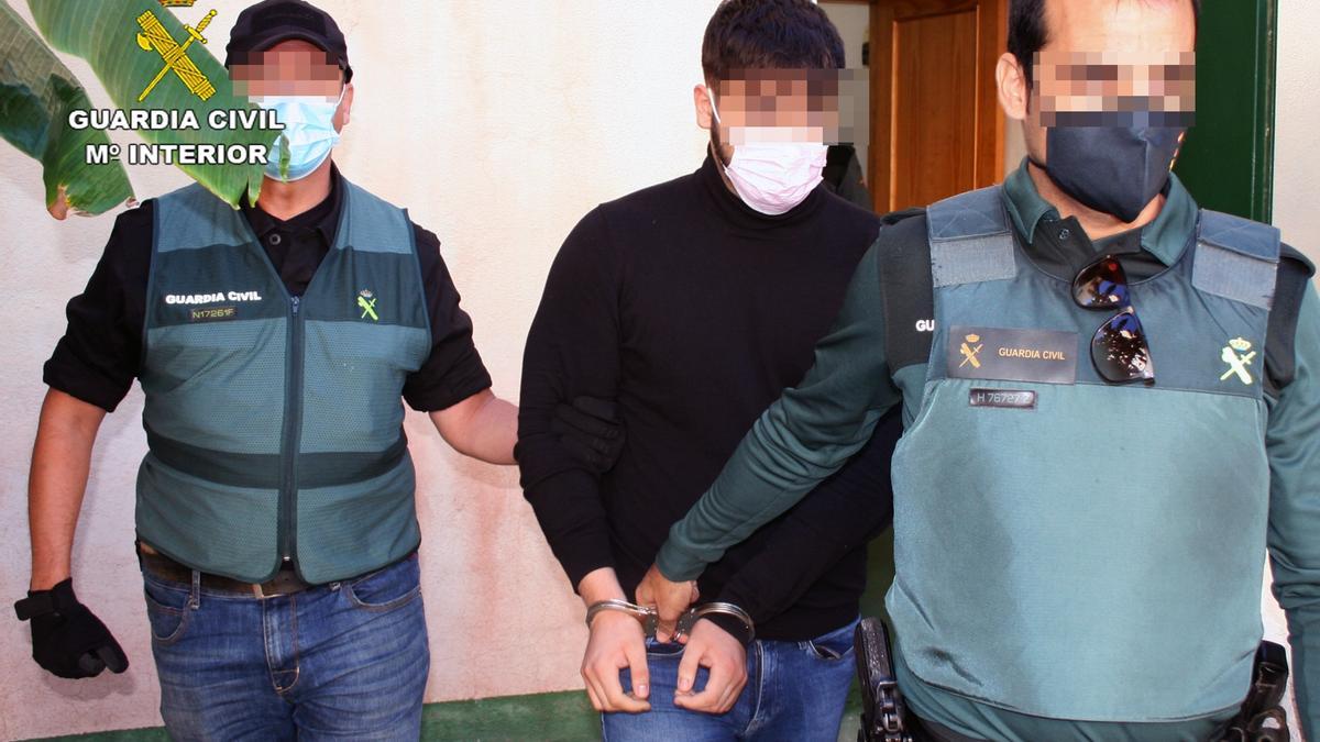 Imagen de uno de los detenidos, custodiados por la Guardia Civil