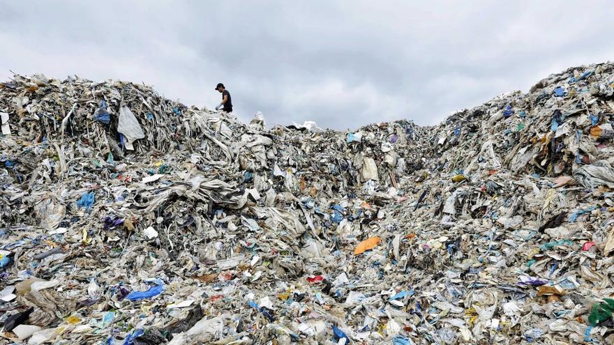 La enzima puede destruir grandes cantidades de plástico en vertederos