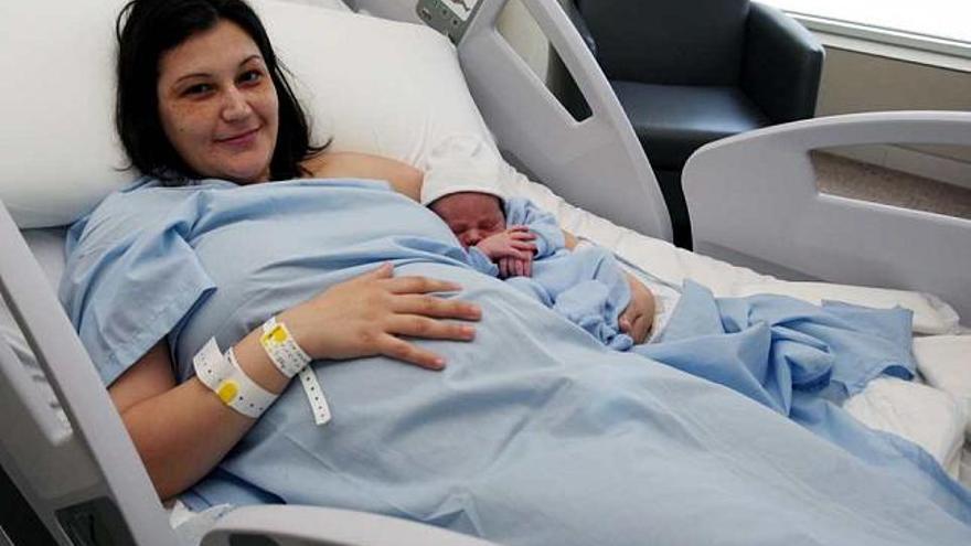 Eva Sánchez es la primera ilicitana que ha dado a luz en el nuevo centro hospitalario.