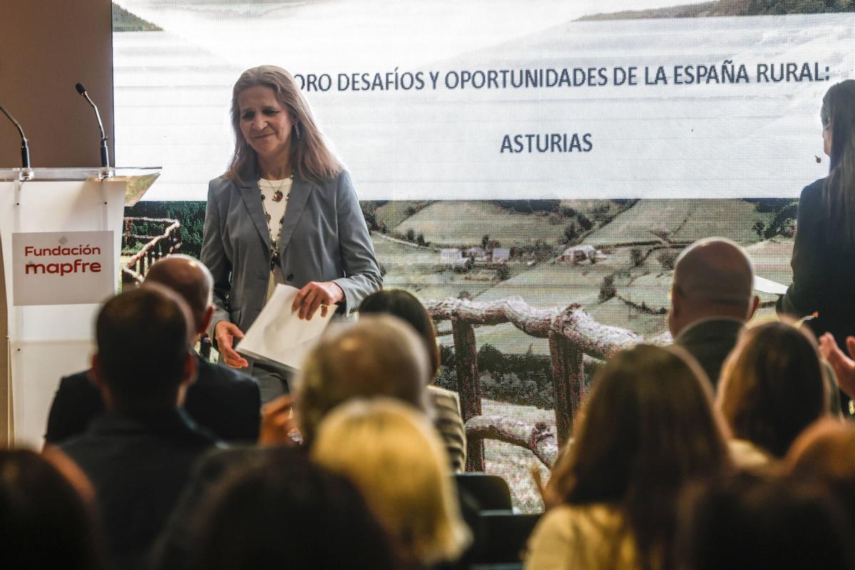 La Infanta Elena visita Oviedo y rompe una lanza en defensa de los pueblos de Asturias
