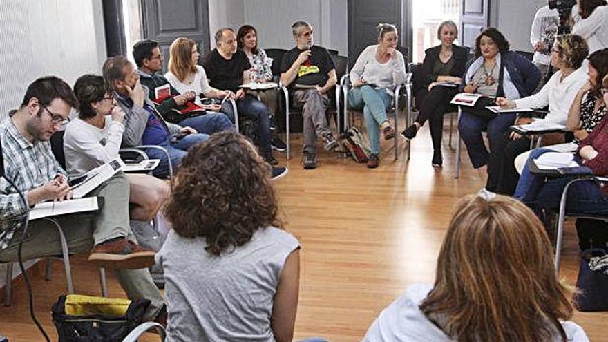 La trobada d&#039;activistes d&#039;Obertament i mitjans de comunicació al Col·legi de Periodistes.