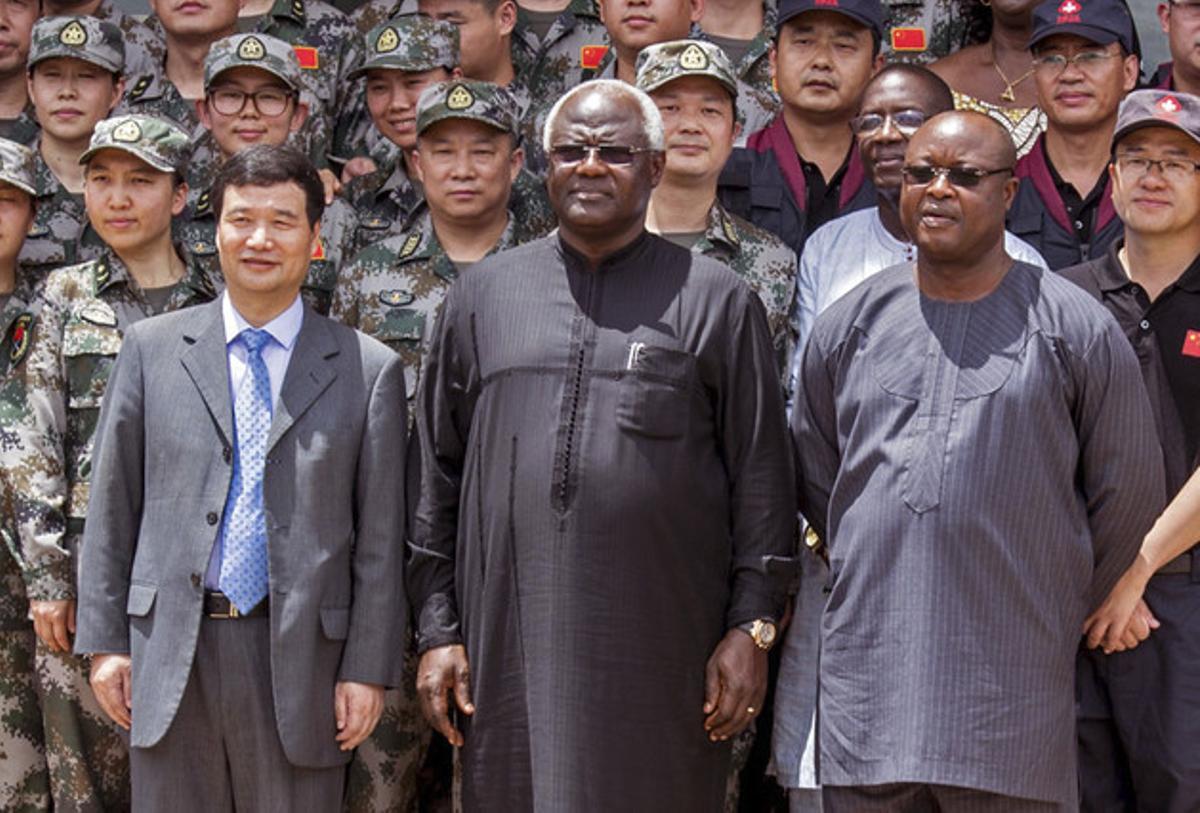 El vicepresident de Sierra Lleona, Samuel Sam-Sumana, al centre a la dreta.