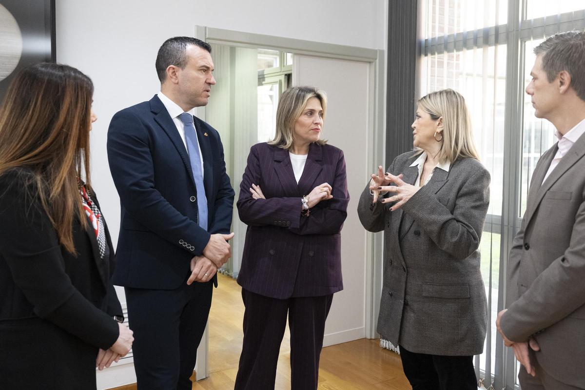 Las autoridades, durante el encuentro.