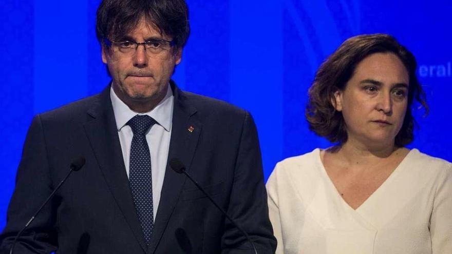 Carles Puigdemont y Ada Colau, durante su comparecencia conjunta en la Generalitat.